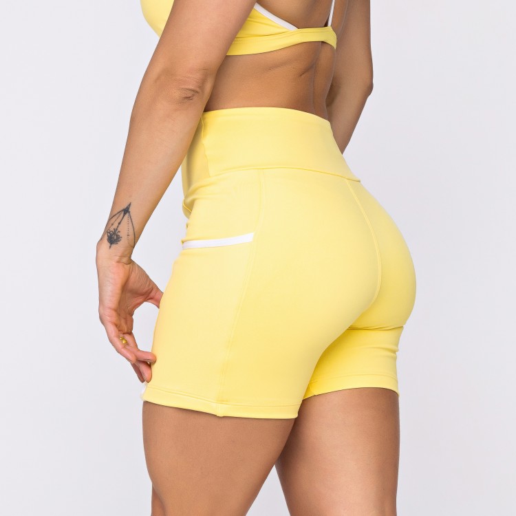 Short Poliamida Lux com Bolsos Amarelo Manteiga