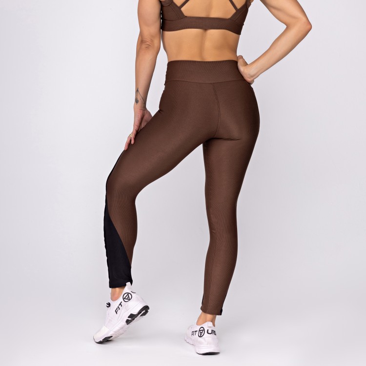 Calça Legging Micro Canelada Chocolate com Bolso e Recortes Pretos